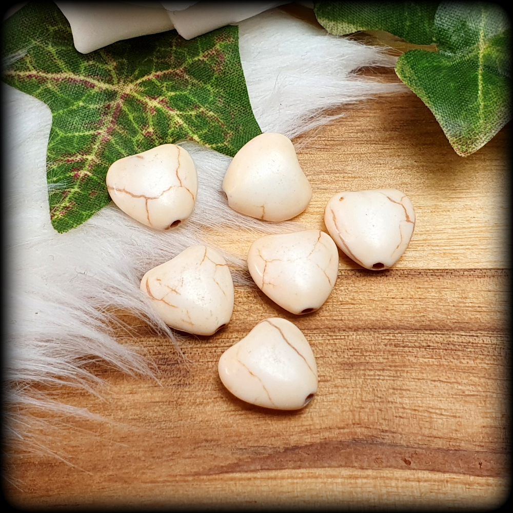 6 Perlen, Herz, weißer Magnesit, 12mm, für Schmuck, Basteln, DIY